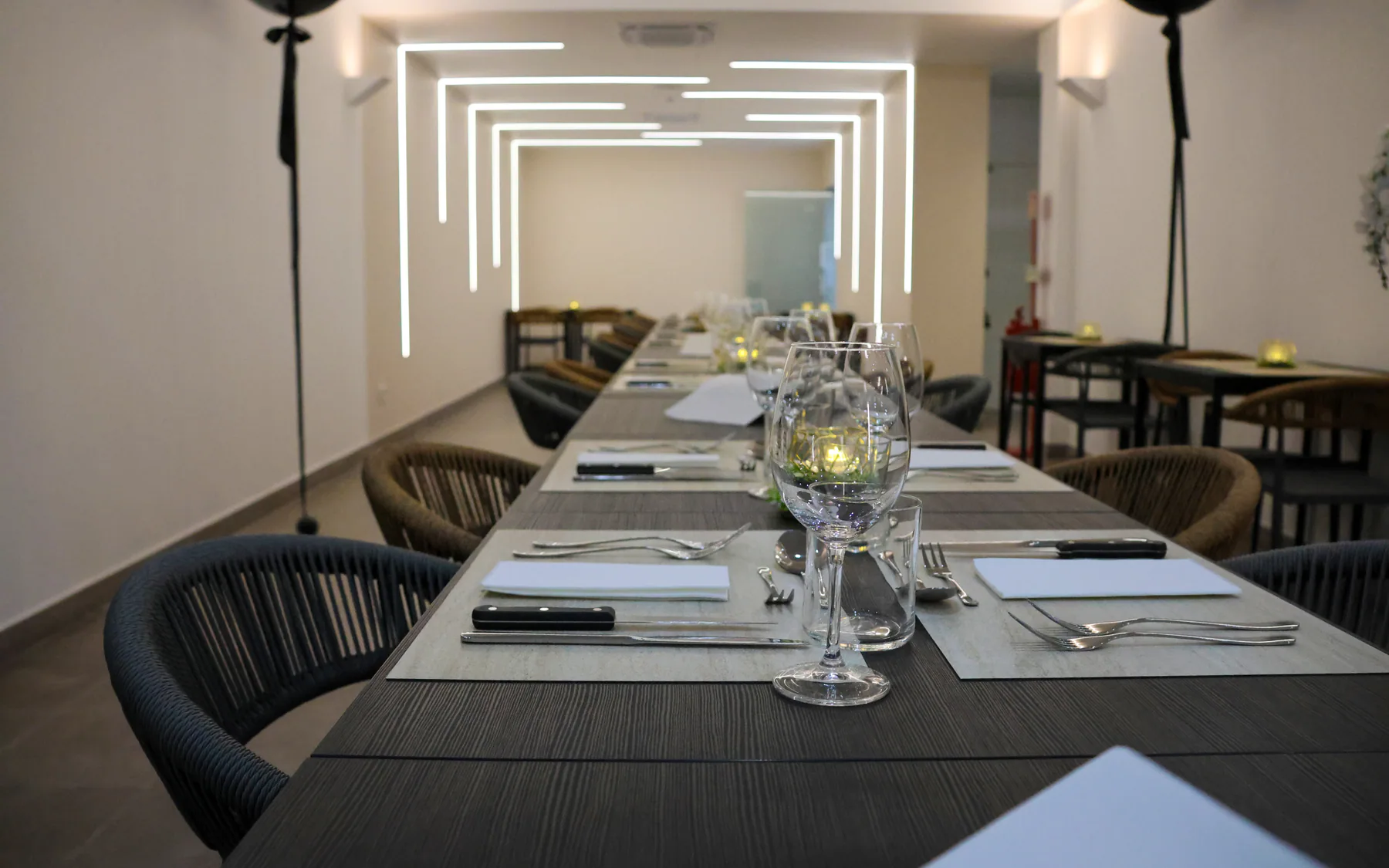 Sala e mesa principal do Fusion Bistrô