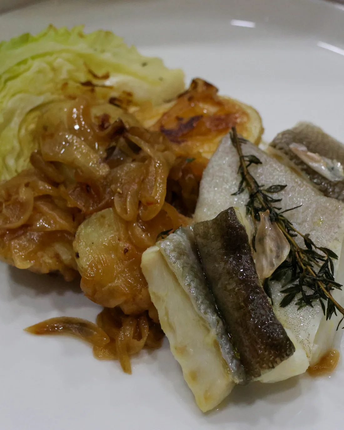 Prato de peixe com couve e cebola confitada