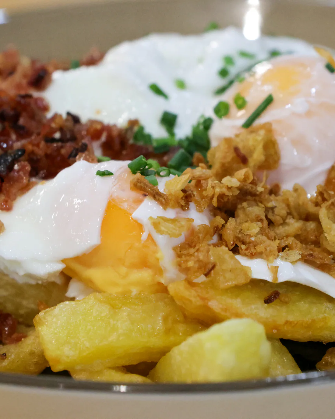 Prato de batata com ovo e cebola crocante