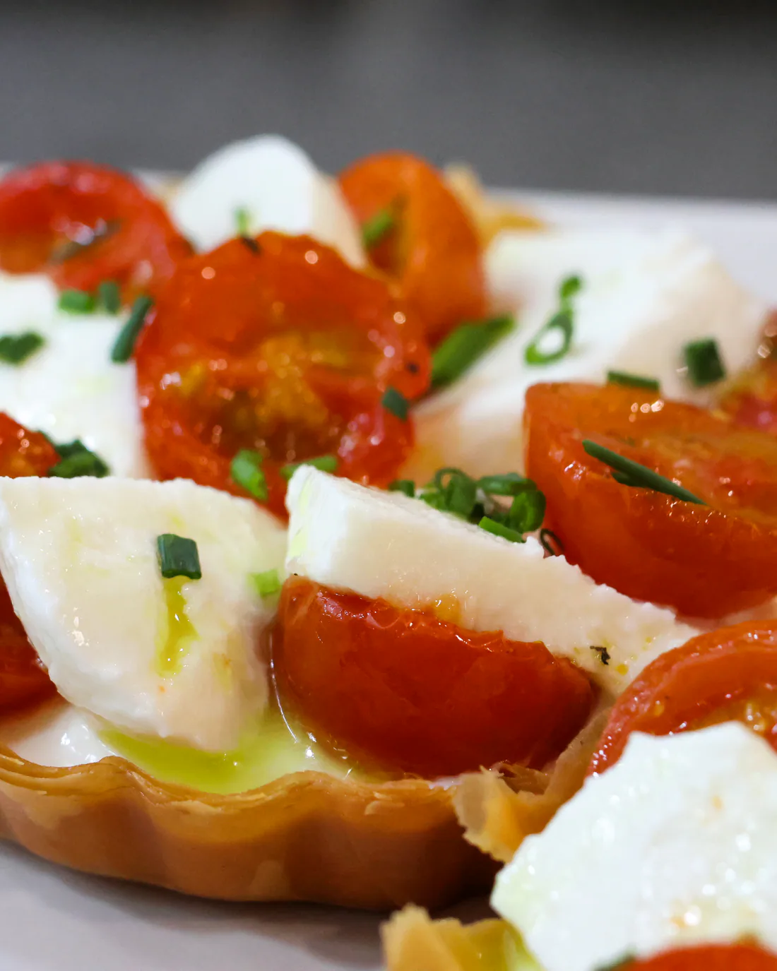 Criação com tomate assado e queijo fresco