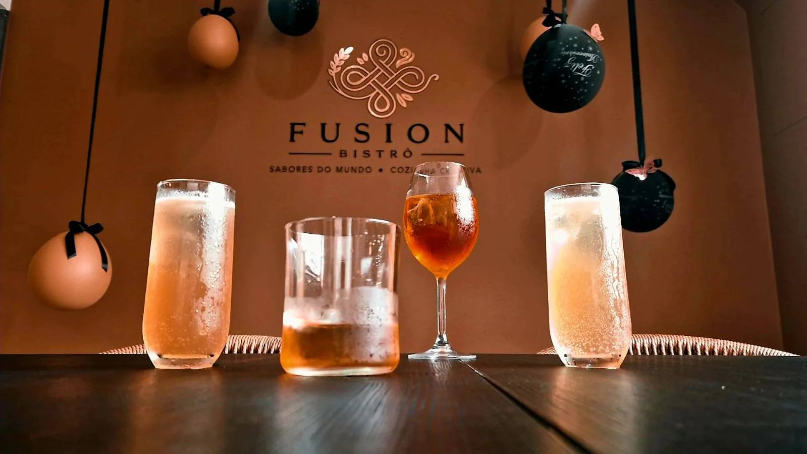 Seleção de bebidas em frente ao símbolo do Fusion Bistrô