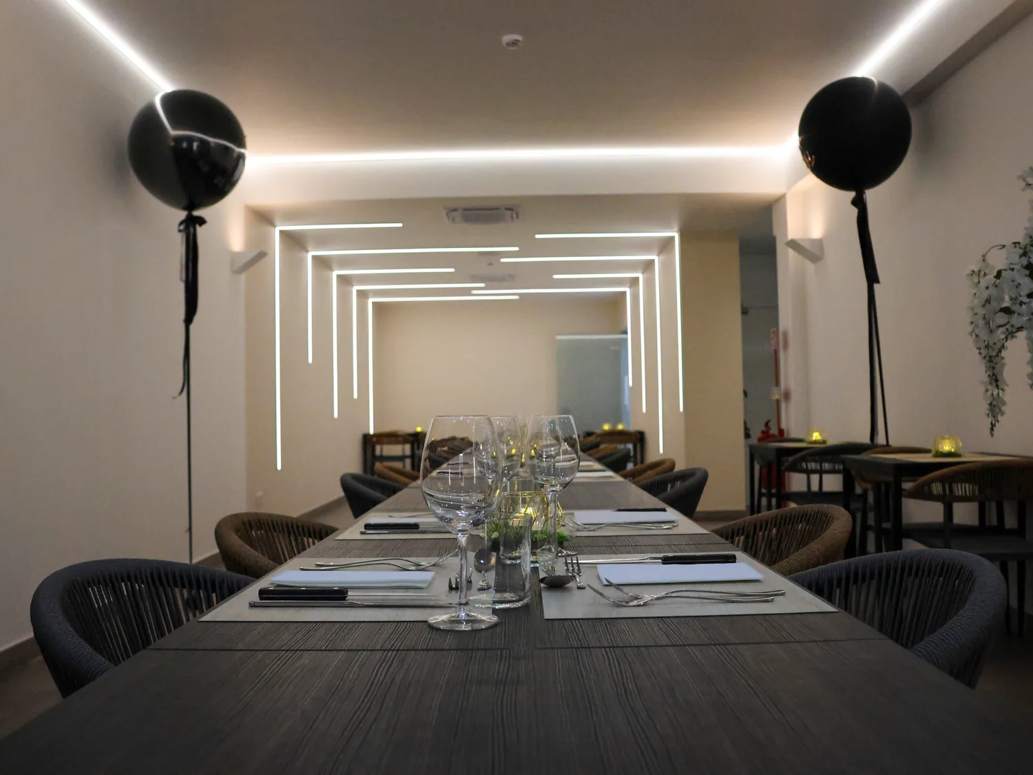 Sala preparada para receber os clientes do Fusion Bistrô